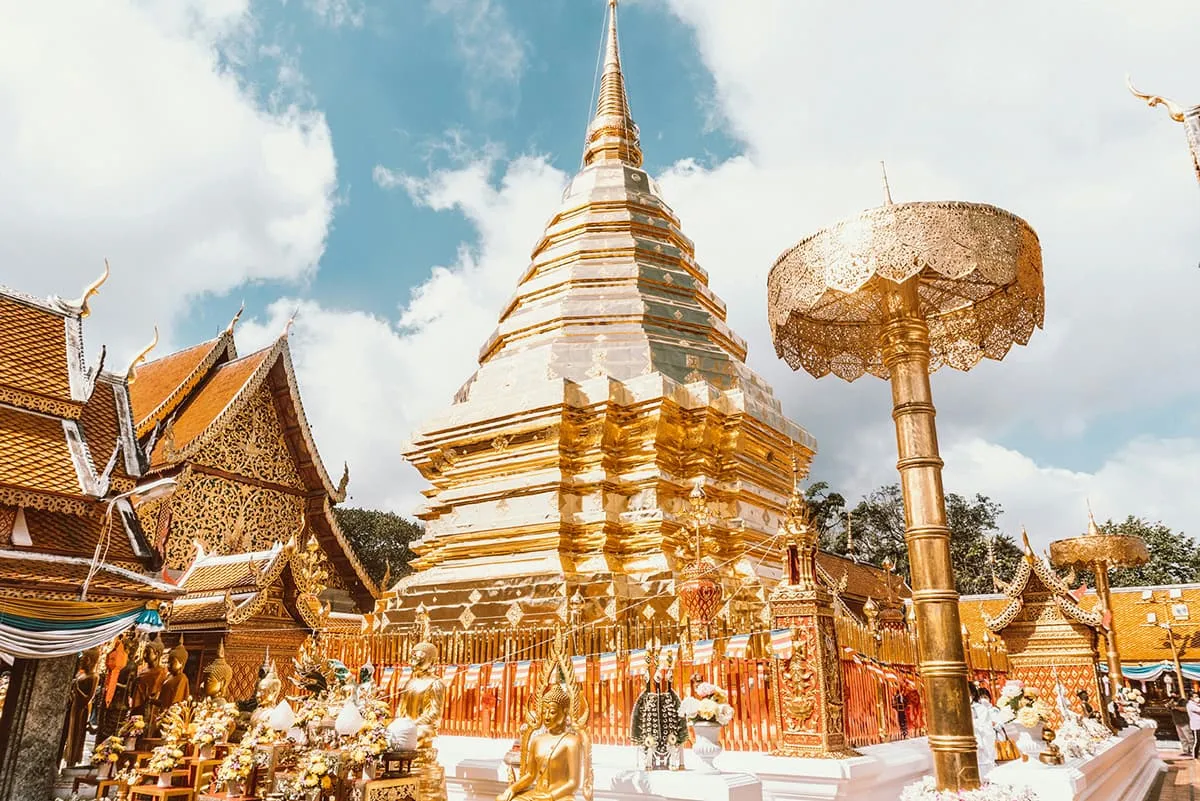 泰國清邁雙龍寺 · 俯瞰古城的金色聖地