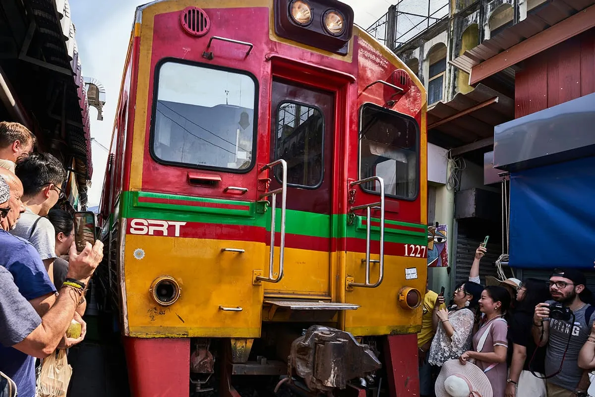 泰國美功鐵道市場 · 火車穿越的奇景市集