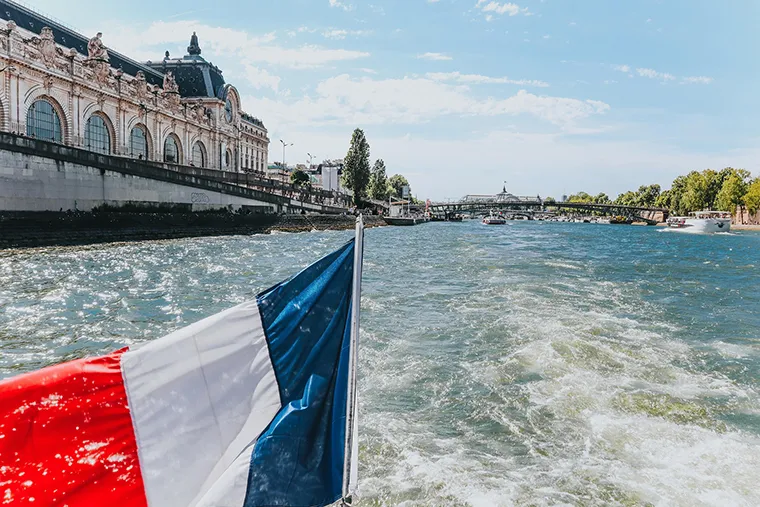 從法國街頭玩到荷比水鄉．浪漫遊船10日 Day 2 巴黎Paris >[下車拍照]蒙馬特走讀Montmartre(徒步兩至三小時) >[入內參觀]塞納河遊船Seine >[行車經過]凱旋門Arc de Triomphe >[下車拍照]香榭麗舍大道Avenue des Champs-Élysées >[行車經過]協和廣場Place de la Concorde（圖 2）